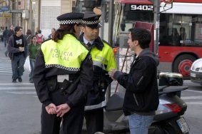 Policías locales charlando con ciudadanos